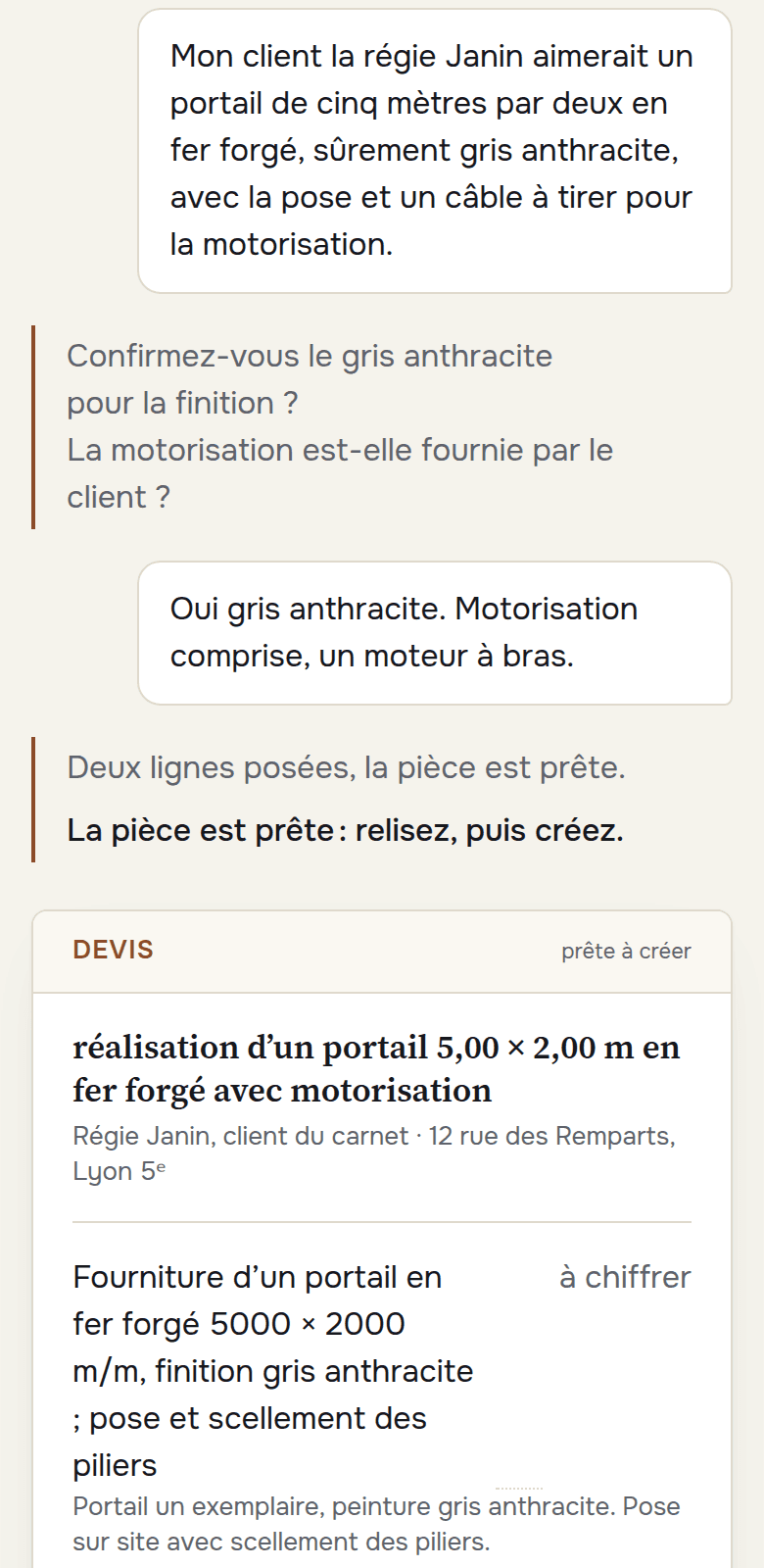 L’écran du dialogue dans INvoice sur un téléphone : l’artisan décrit un portail, l’outil pose deux questions, le devis se construit dessous.